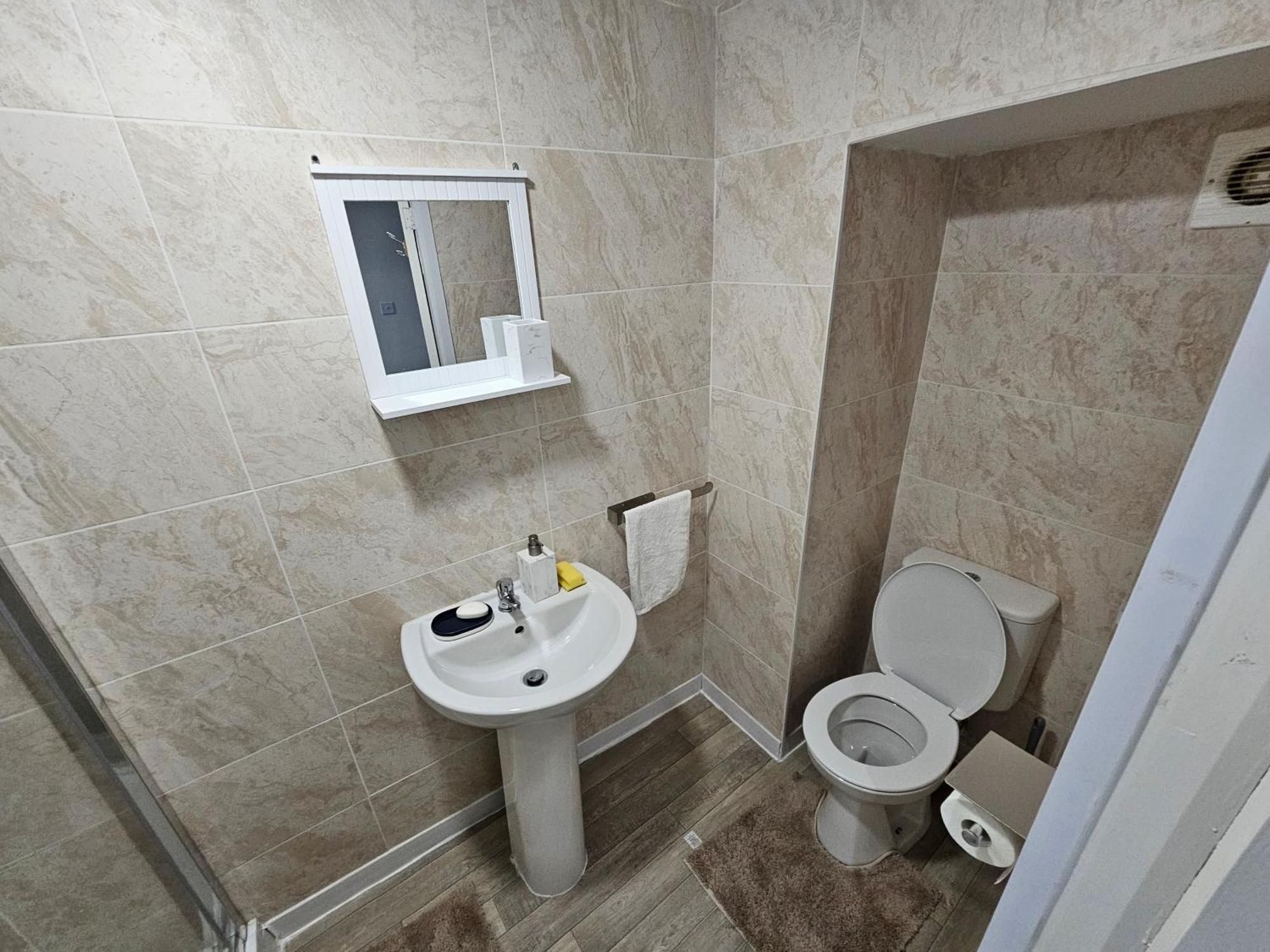 Hillsome Hosting Manchester Holiday home *